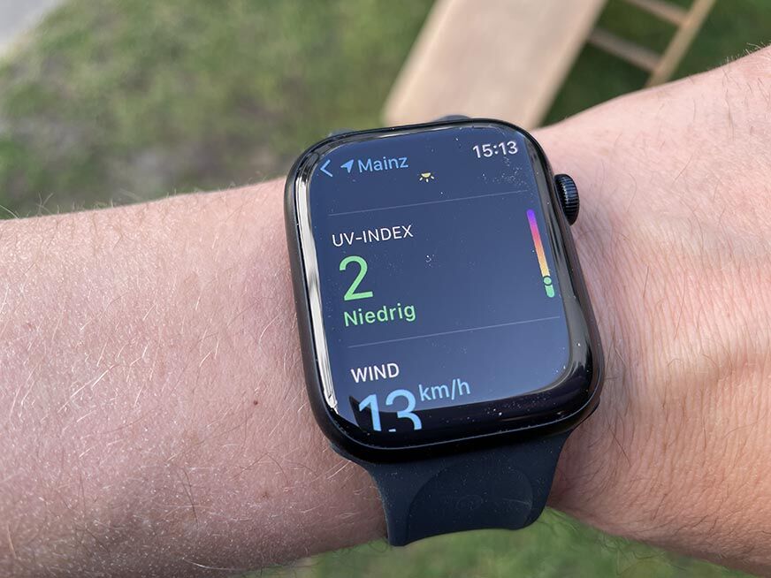 Man sieht die Wetter-App auf der Apple Watch 7.